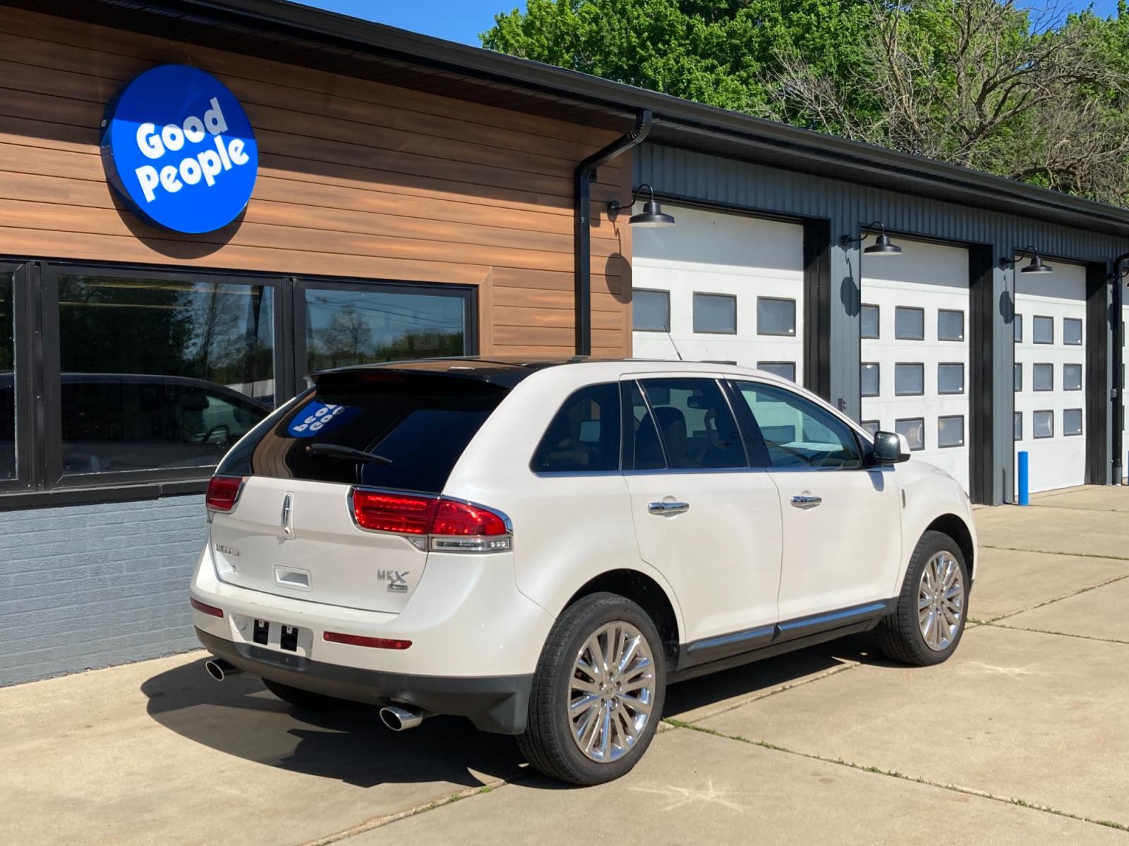2011 White Platinum Lincoln MKX AWD (2LMDJ8JK8BB) with an 3.7L V6 DOHC 24V engine, 6-Speed Automatic transmission, located at 1800 South Ihm Blvd, Freeport, IL, 61032, (815) 232-5543, 42.278645, -89.607994 - Photo #1